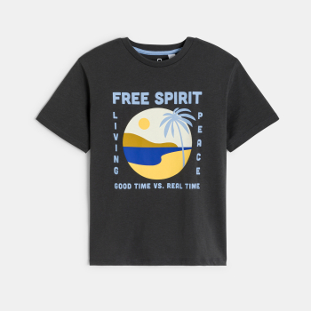 تيشيرت بأكمام قصيرة، رمادي اللون الأولاد، وعليه نقش